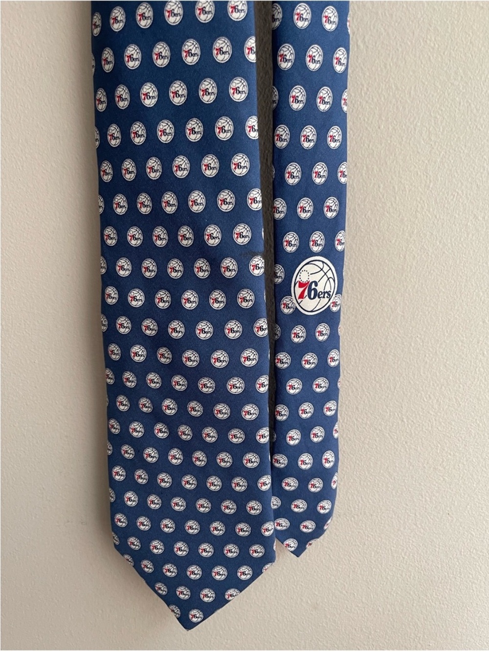 VINEYARD VINES Custom
Collection 76ers Hand Made in the U.S.A. 100%Imported silk